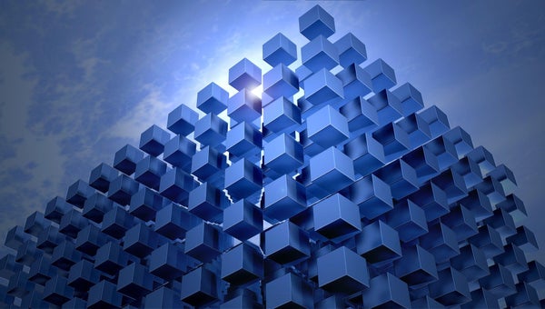 Pyramide en cube bleu sur fond de ciel bleu.
