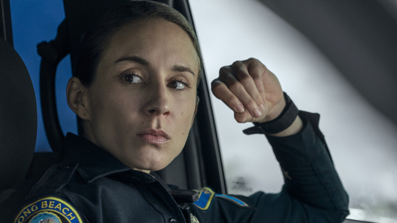 Troian Bellisario dans son uniforme de police dans On Call