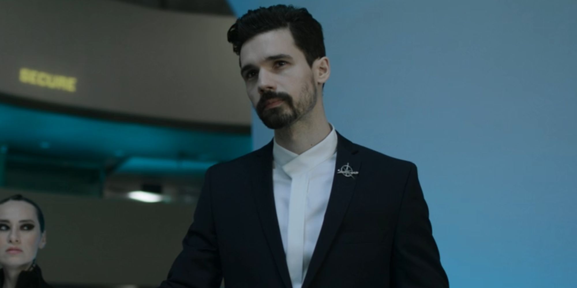 Steven Strait as James Holden giving a speech in The Expanse