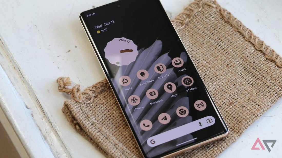 Une image du Google Pixel 7 Pro avec le widget de recherche Google sur son écran d'accueil.