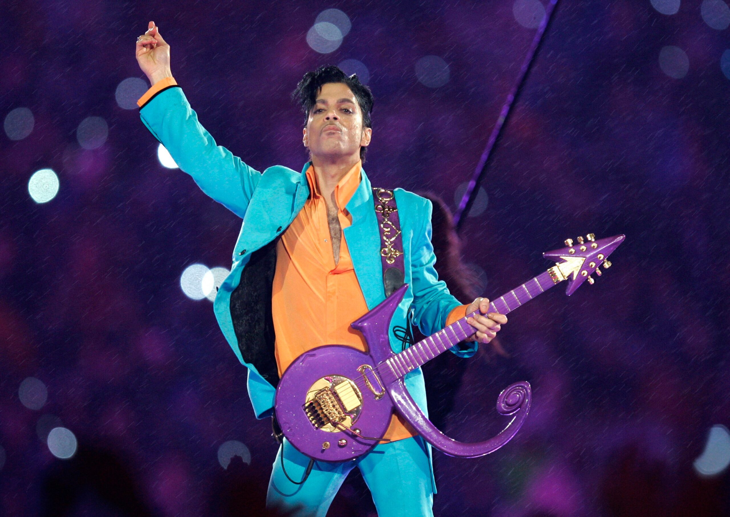 Prince lors de son spectacle lors du Super Bowl en 2007