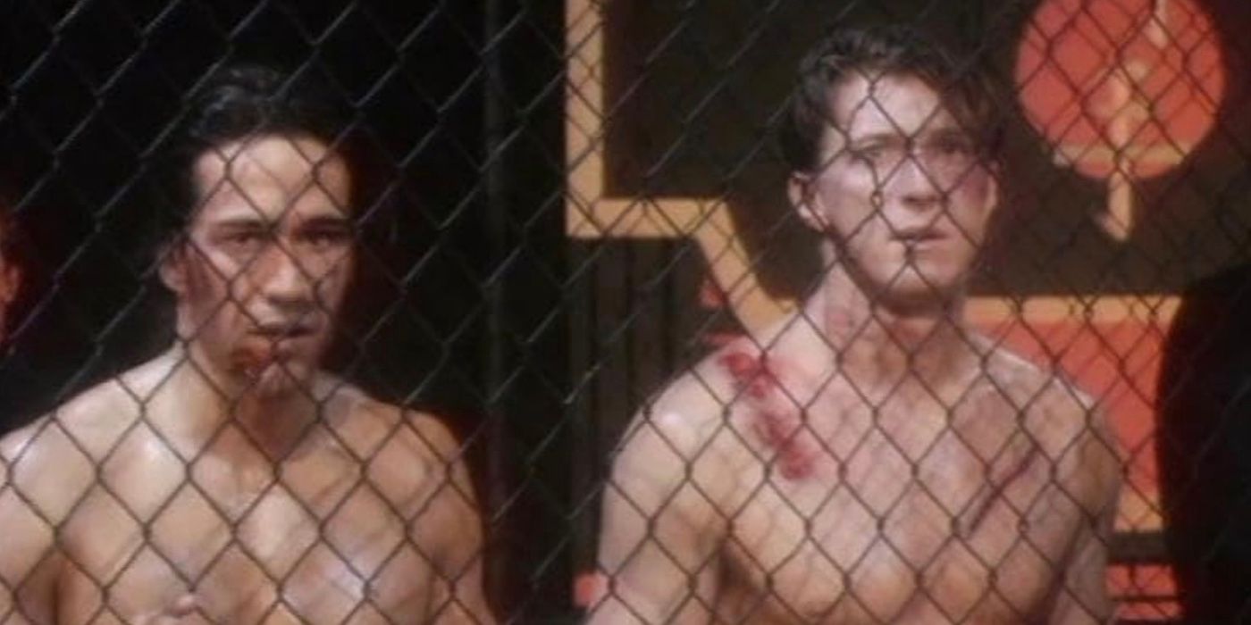 Deux hommes derrière une cage de ring de combat.