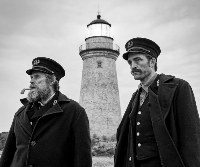 Pas de merchandising. Usage éditorial uniquement. Pas d'utilisation de couverture de livre. Crédit obligatoire : Photo par Eric Chakeen/Everett/REX/Shutterstock (14377793) THE LIGHTHOUSE, de gauche à droite : Willem Dafoe, Robert Pattinson, 2019. ph : Eric Chakeen / ? A24 / courtoisie de la Collection Everett