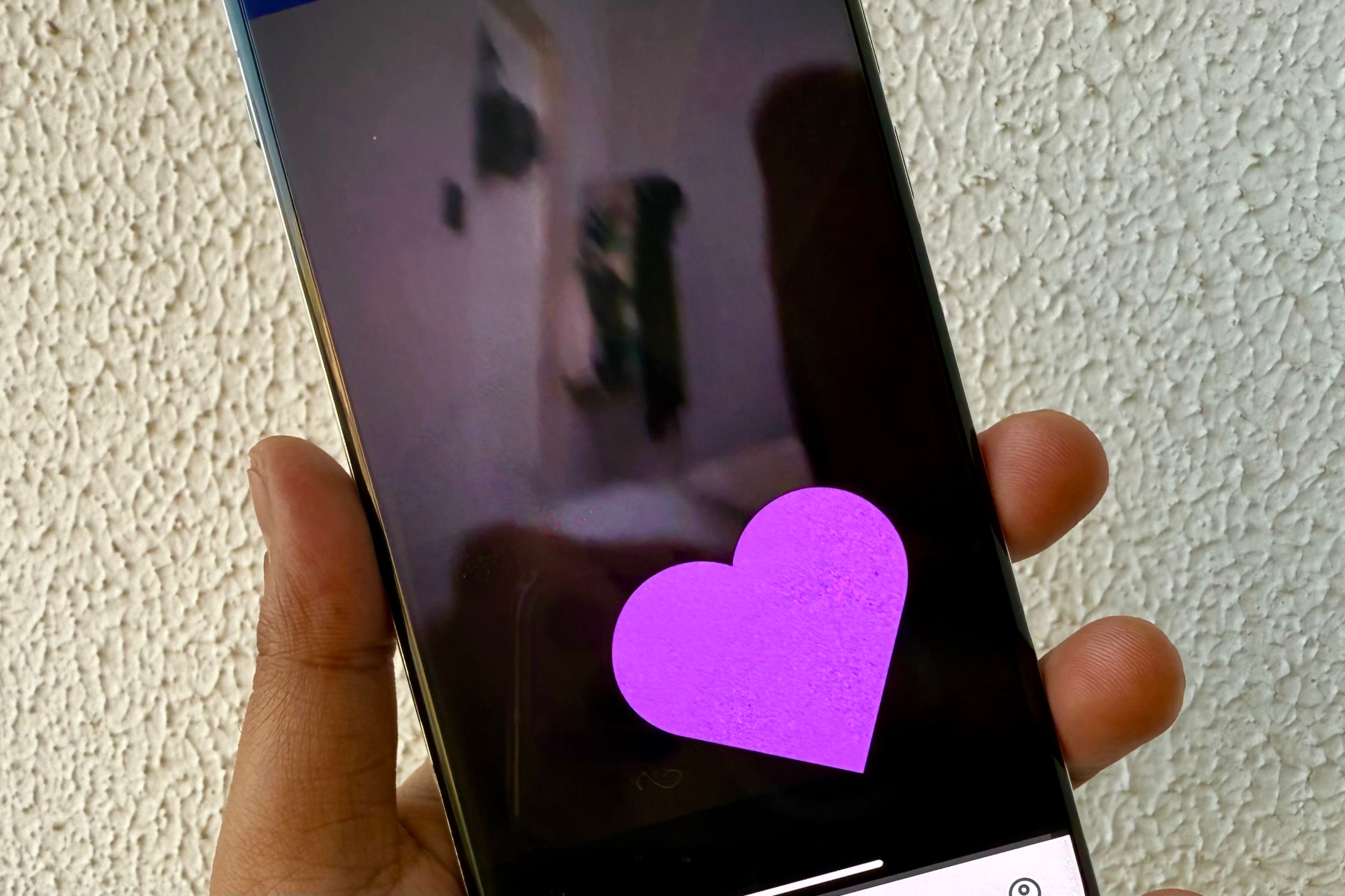 Image censurée représentant une photo envoyée accidentellement à des contacts d'urgence.