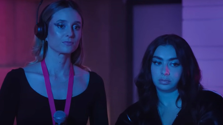 Charli XCX et Grace dans Overcompensating