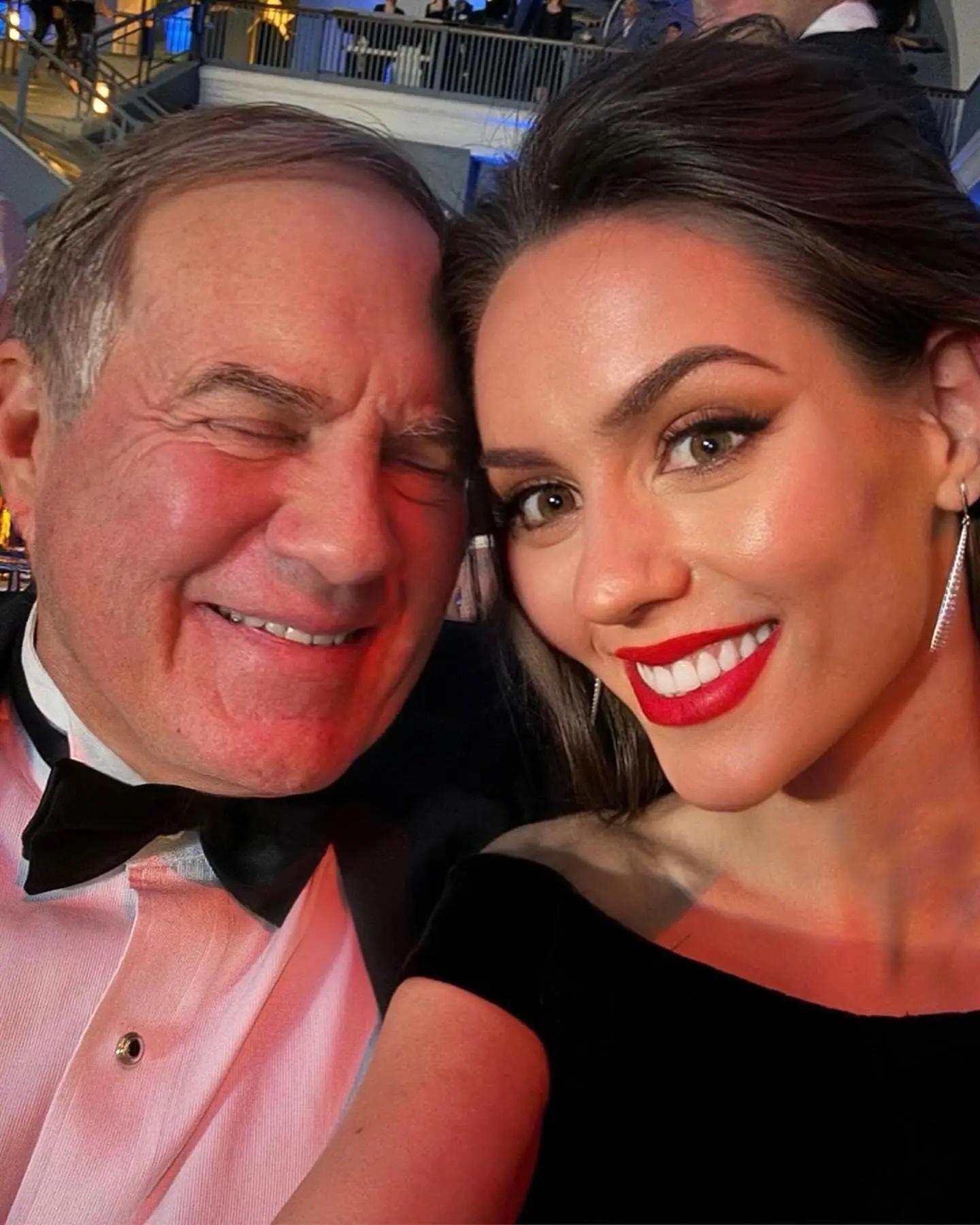 Bill Belichick et Jordon Hudson prennent un selfie