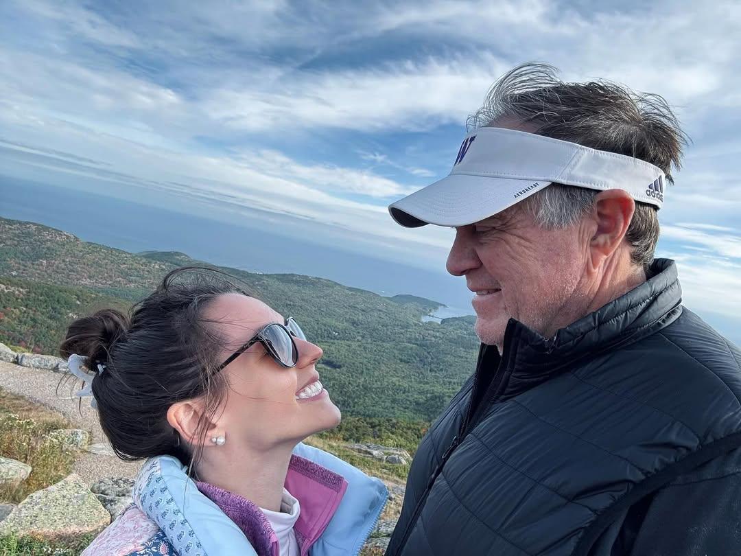 Bill Belichick et Jordon Hudson se regardant