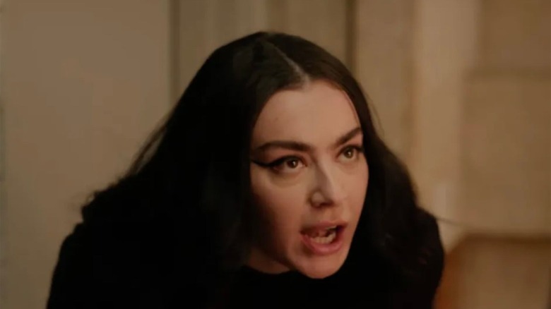 Charli XCX dans un épisode d'Overcompensating