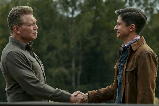 Holt McCallany et Topher Grace dans The Waterfront