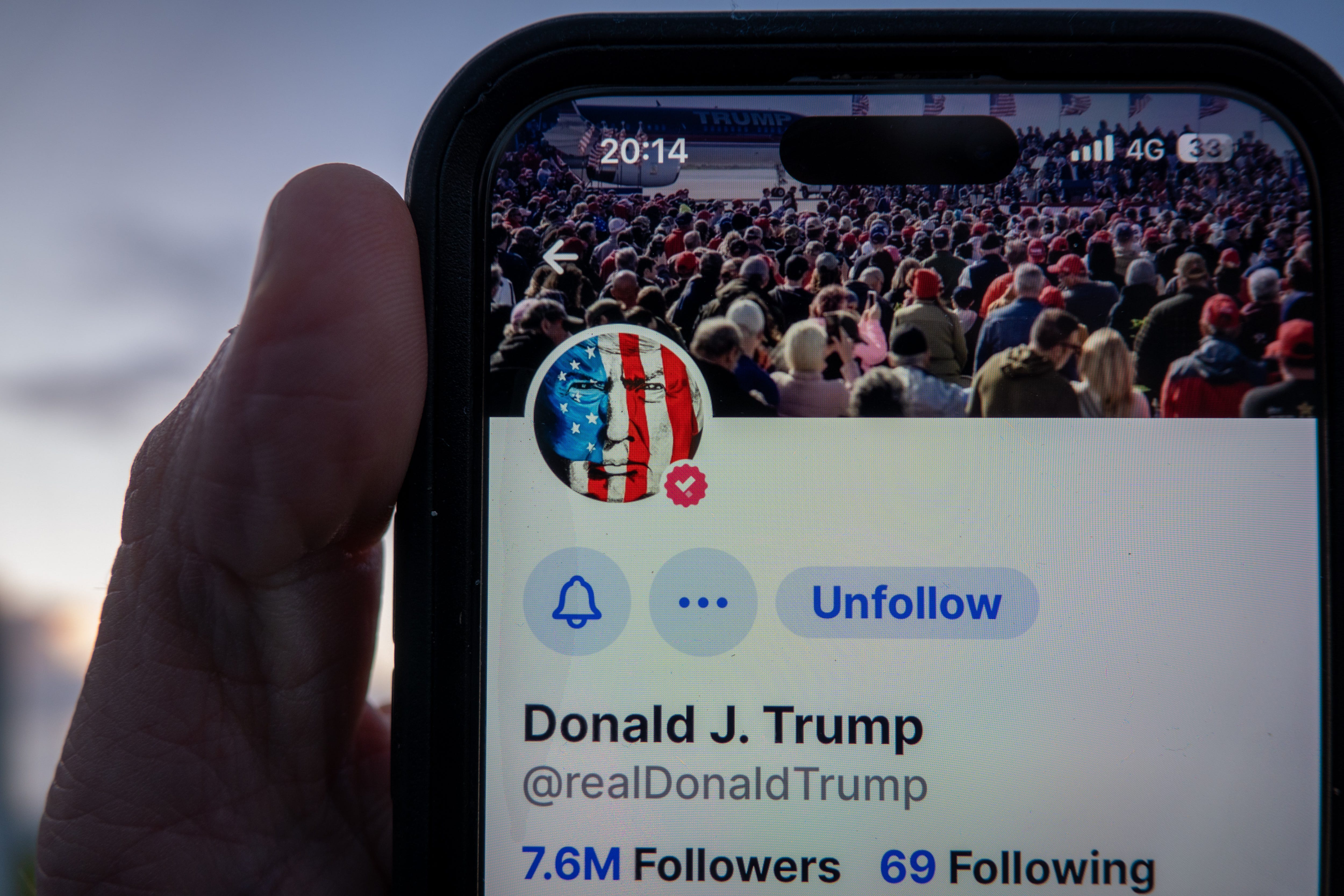 Un téléphone affichant le compte de Donald Trump sur Truth Social