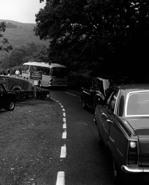 Le bus des Beatles coincé sur un pont de pierre provoquant un embouteillage près de Widecombe
