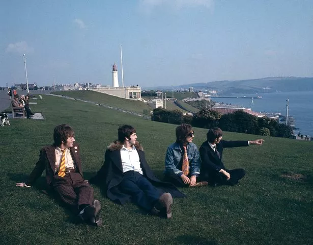 Les Beatles réunis à Plymouth Hoe pendant le tournage du film 'Magical Mystery Tour' en septembre 1967