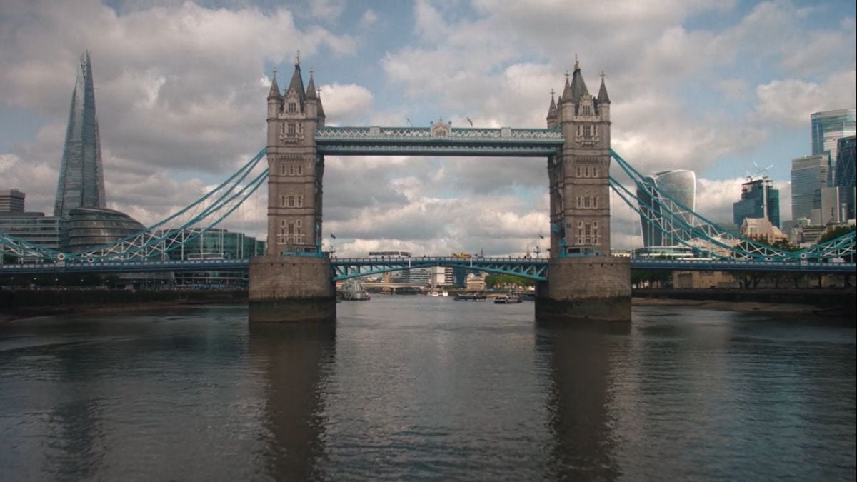 Le Tower Bridge à Londres dans Too Much