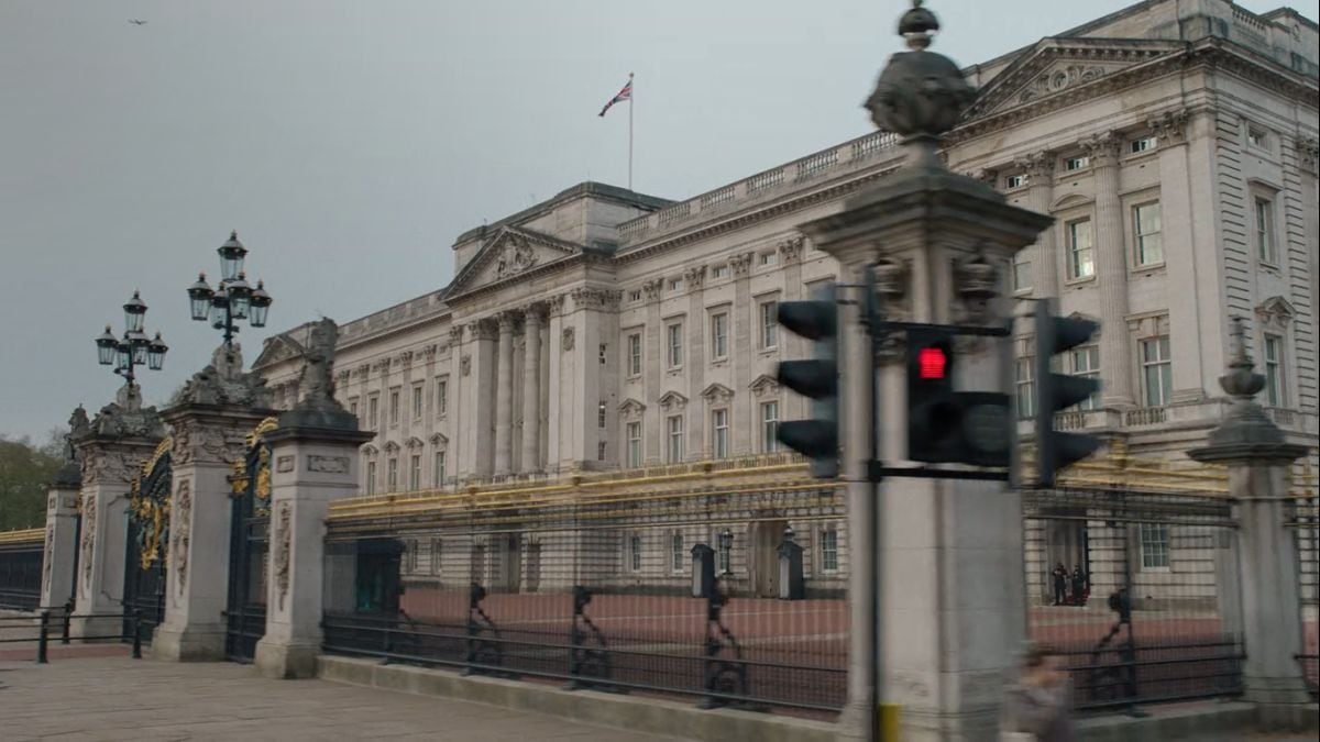 Le Palais de Buckingham dans Too Much