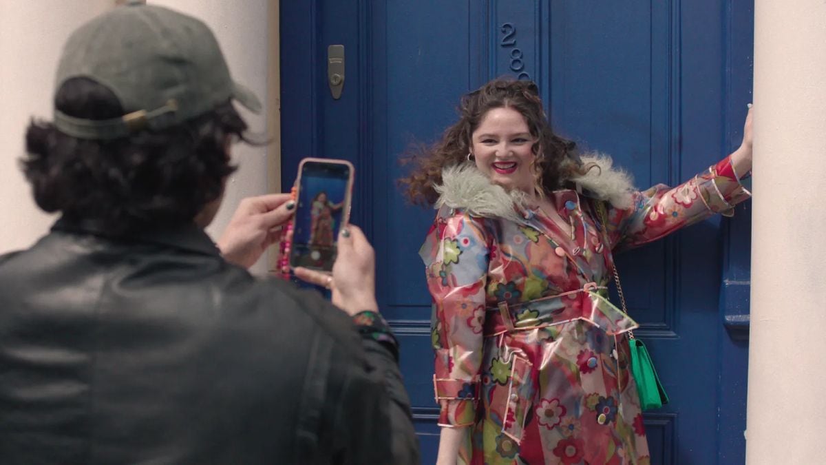 Jessica déambule dans Notting Hill dans Too Much