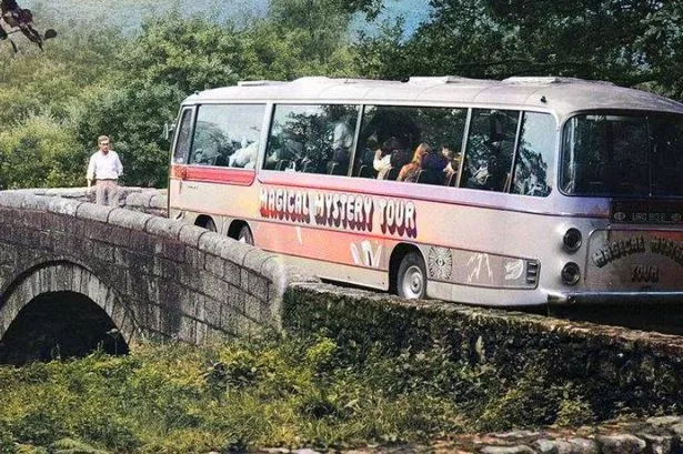 Le bus Magical Mystery Tour des Beatles coincé sur un pont étroit à l’entrée de Dartmoor