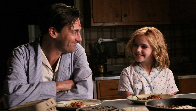 Jon Hamm et Kiernan Shipka dans Mad Men