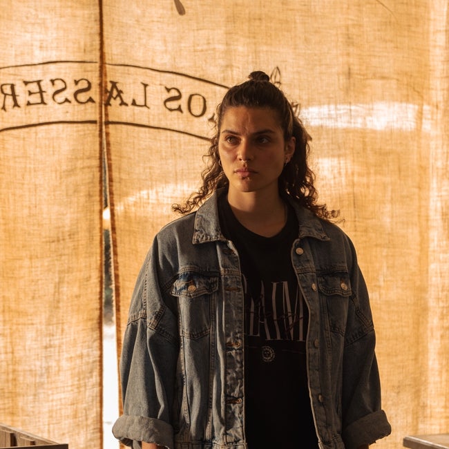 Alba (Ava Baya), héroïne du thriller Sol noir