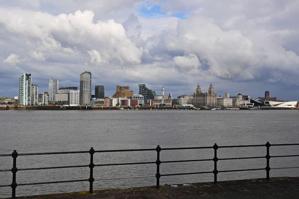 Vue du front de mer de Liverpool depuis Wirral