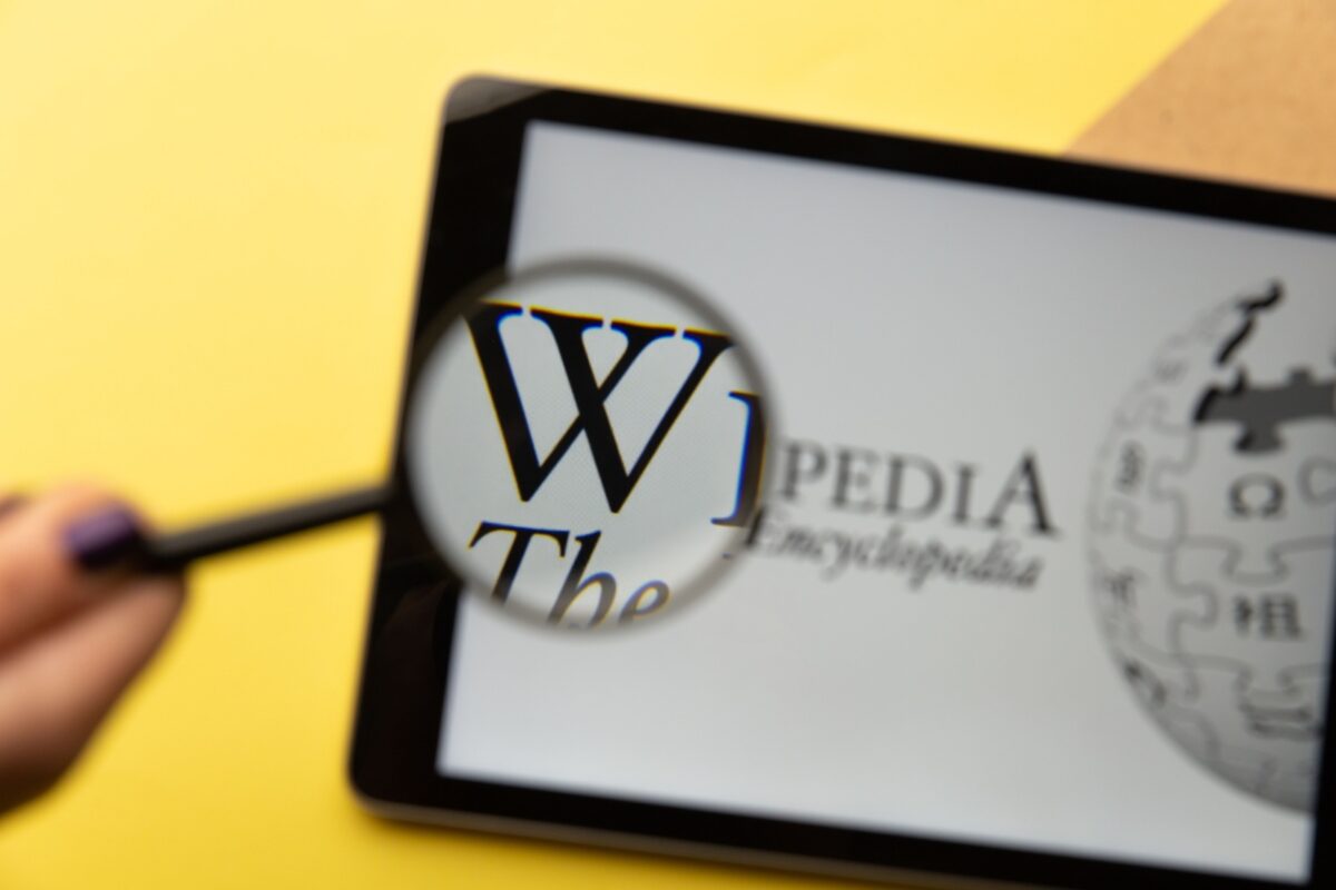 Débusquer les biais cachés dans le contenu multilingue de Wikipedia