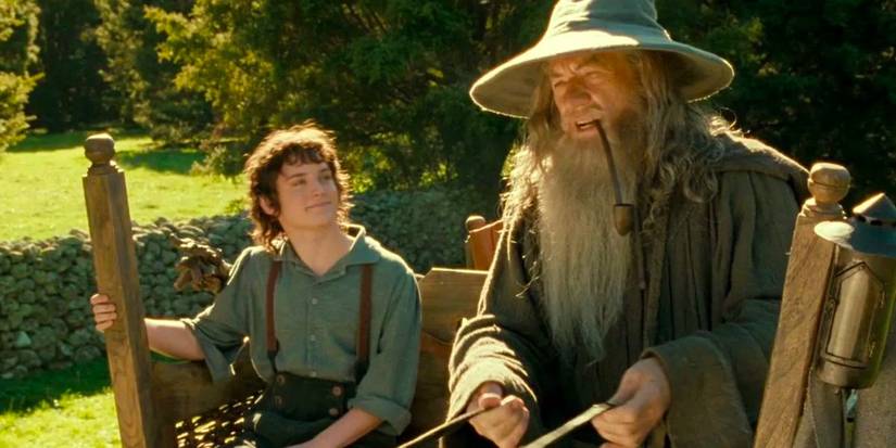 Frodon et Gandalf assis sur un banc dans Le Seigneur des Anneaux : La Communauté de l'Anneau.