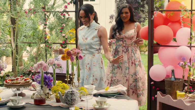 Meghan, Duchesse de Sussex et Mindy Kaling. Photo : Netflix