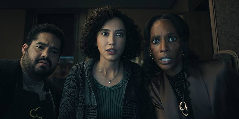 Nora (Andy Allo), Aleesha (Zainab Johnson) et Ivan (Josh Banday) surpris devant un écran