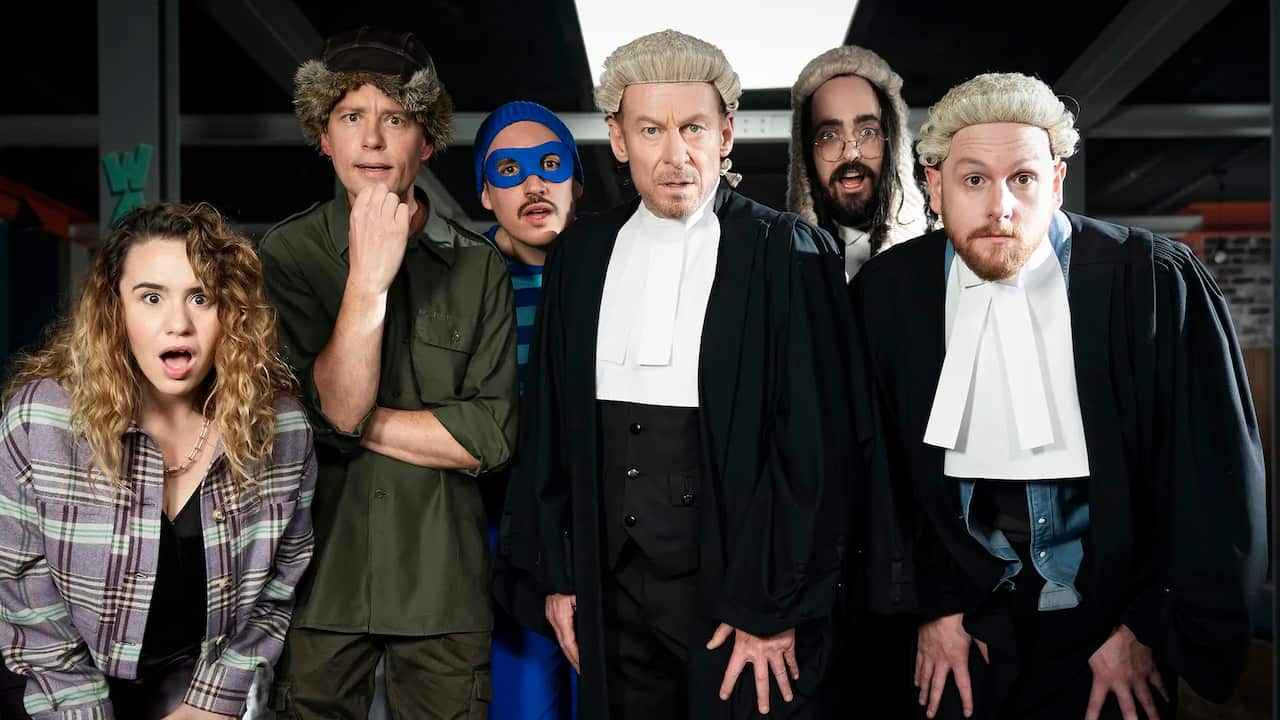 Une femme et cinq hommes avec des expressions de choc. Trois des hommes sont en robes de juge et perruques, tandis qu'un autre porte un uniforme de cambrioleur.