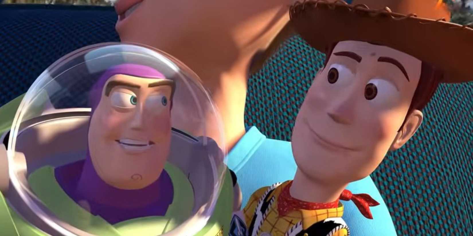Buzz et Woody se regardant dans le premier film Toy Story.