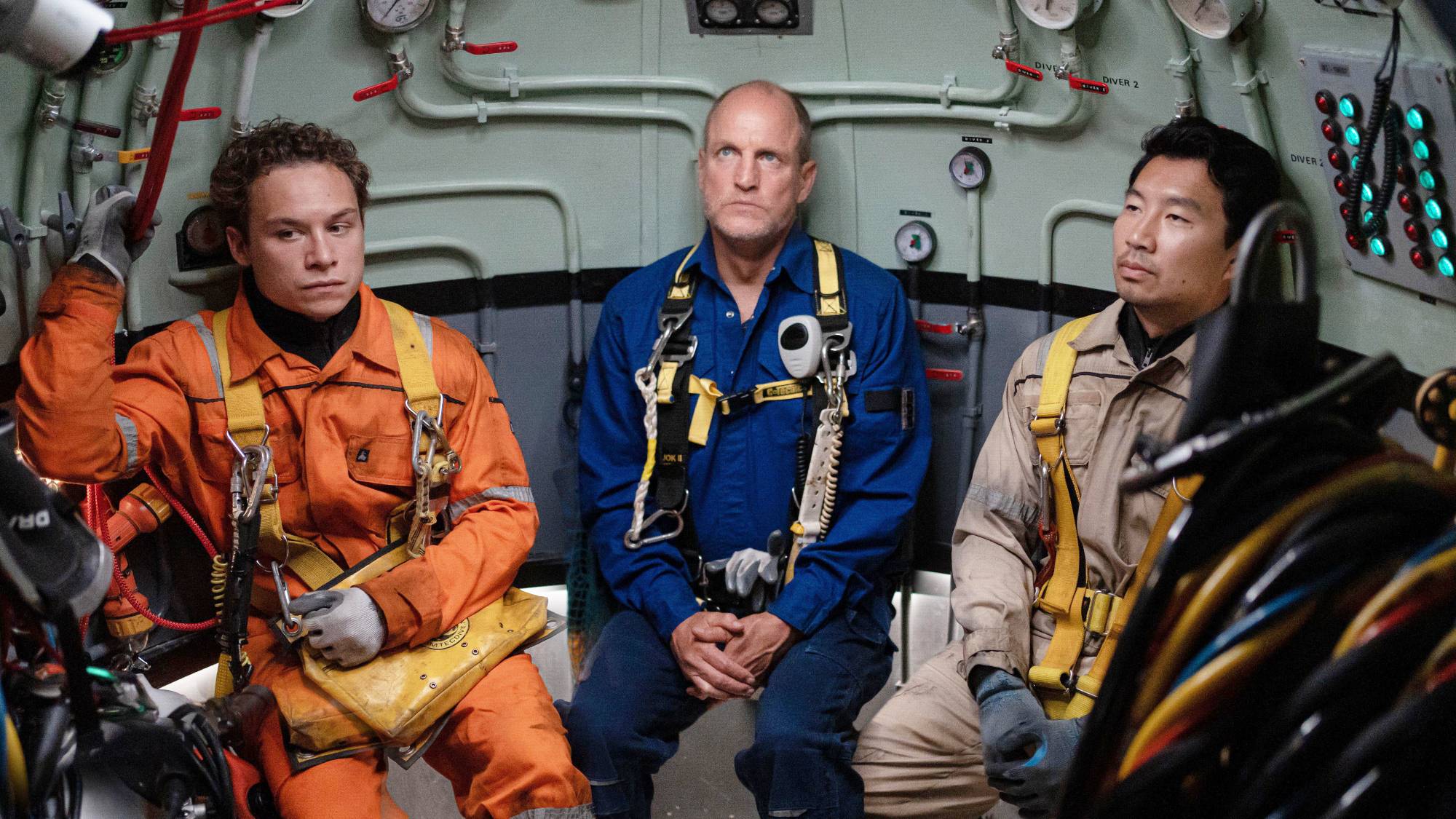 (G-D) Finn Cole en tant que Chris Lemons, Woody Harrelson en tant que Duncan Allcock et Simu Liu en tant que David Yuasa dans 'Last Breath'