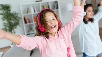 Trois séries Netflix qui encouragent la danse et le chant chez les enfants