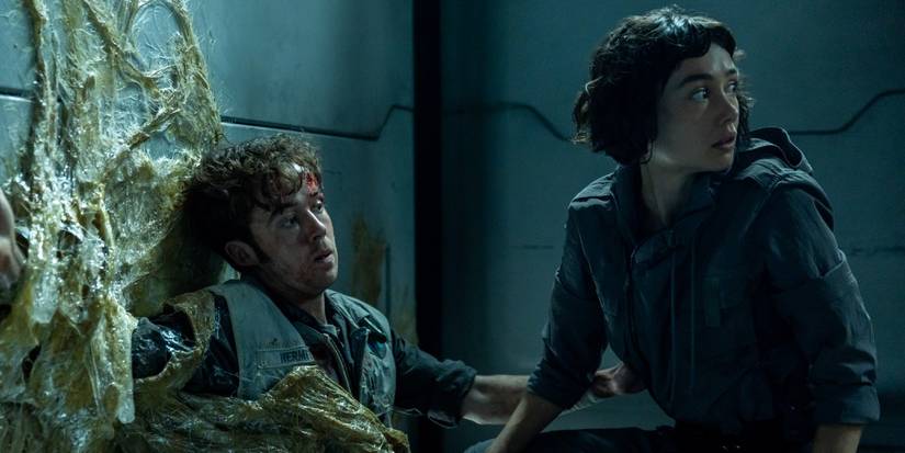 Joe (Alex Lawther) piégé par une substance à côté de Wendy (Sydney Chandler) dans 'Alien: Earth.'