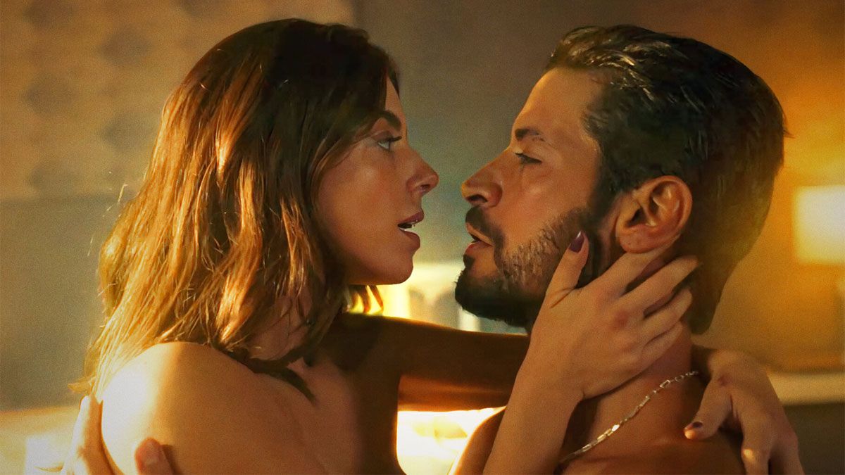 Le film de Netflix expose des scènes intenses qui montent la température. Le film de Netflix expose des scènes intenses qui montent la température.