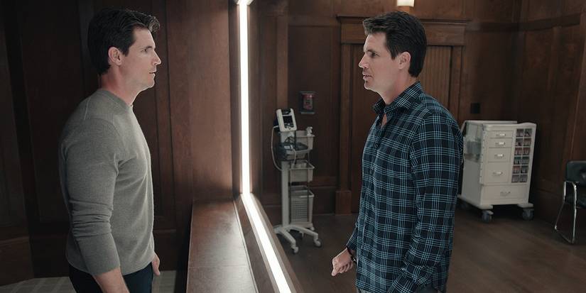 Nathan (Robbie Amell) regardant une autre version de lui-même dans un laboratoire Horizen