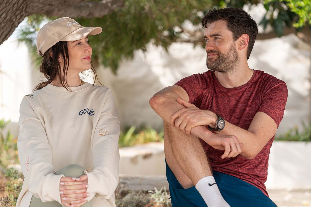 femme et homme assis dehors sous un arbre