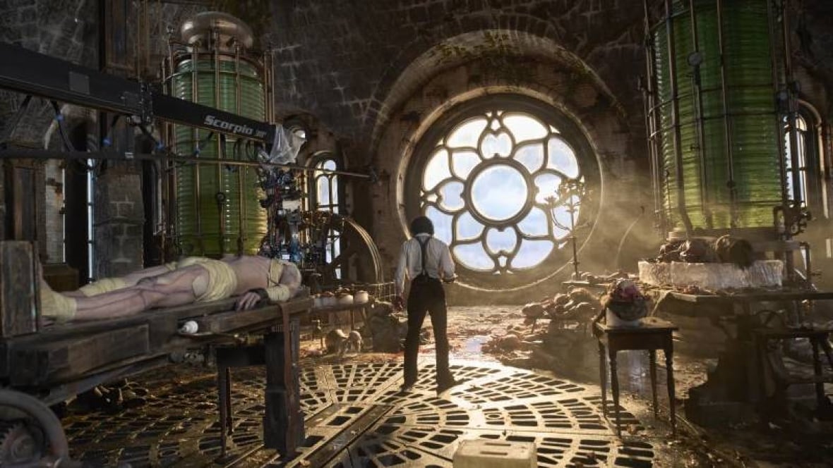 Une scène intérieure d'un laboratoire fantaisiste dans un style steampunk. Un homme se tient devant une immense fenêtre circulaire, le dos à nous. Derrière lui, toutes sortes d'équipements de laboratoire anciens et très ornementés. Des cadavres et des parties humaines reposent sur différentes tables.
