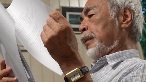 Miyazaki Hayao lit un scénario.