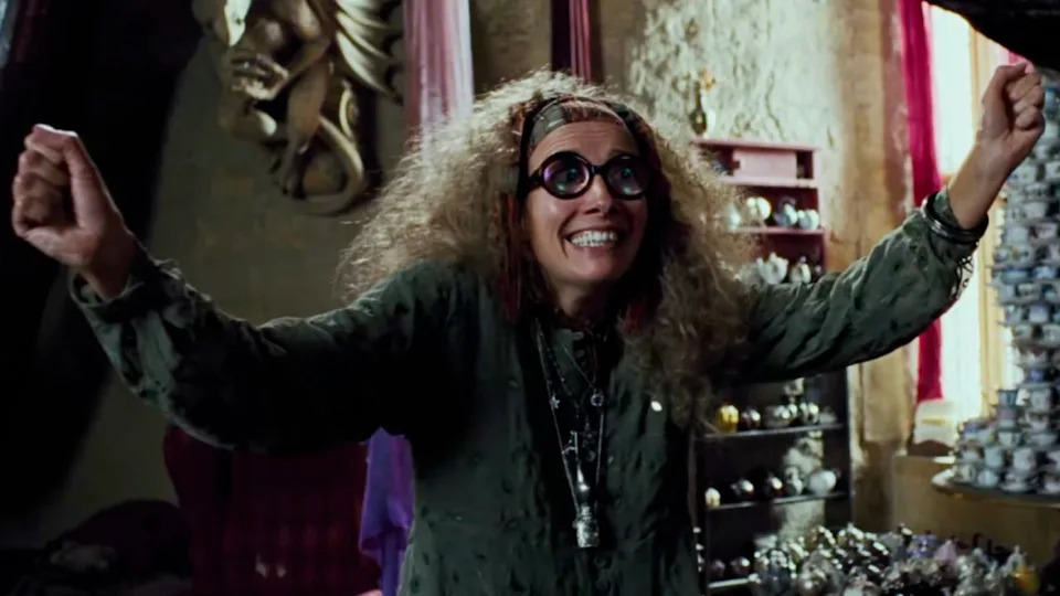 Le professeur Trelawney se présentant à sa classe de divination dans Harry Potter et le Prisonnier d'Azkaban.