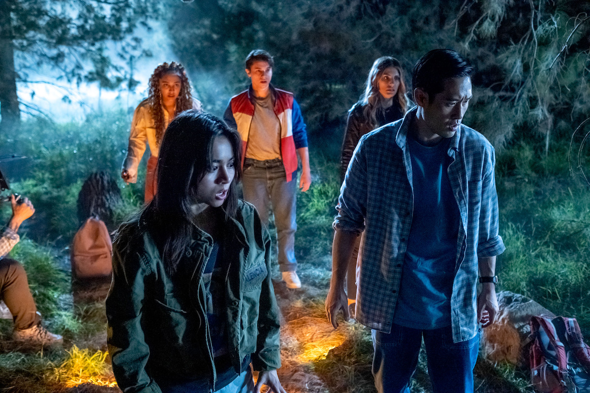 Ciara Riley Wilson dans le rôle de Leah, Raquel Elena Justice dans celui de Stacy, Anthony Turpel dans le rôle de Roy, Caitlin Bassett dans celui d'Addison, et Raymond Lee dans le rôle du Dr Ben Song explorent les bois la nuit.