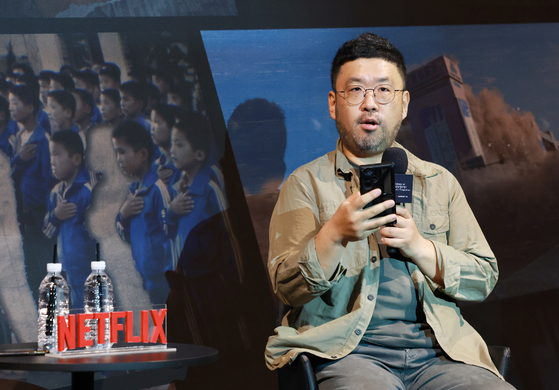 Le producteur Jo Seong-hyeon de la série Netflix ″The Echoes of Survivors: Inside Korea's Tragedies″ s'exprime lors d'une conférence de presse dans le district de Yongsan, à Séoul, le 13 août.