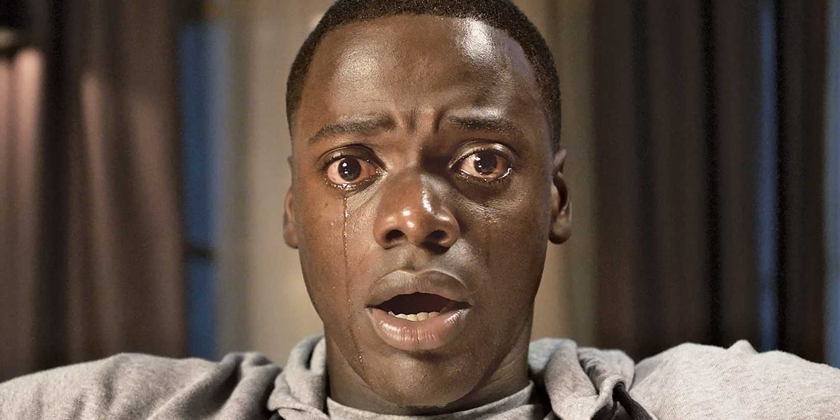 Daniel Kaluuya dans 'Get Out' avec une expression effrayée.