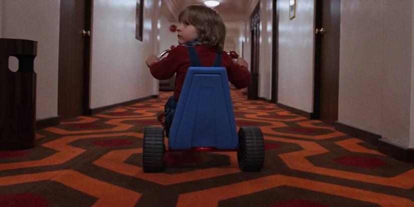 Danny fait une pause sur son tricycle pour se retourner dans The Shining.