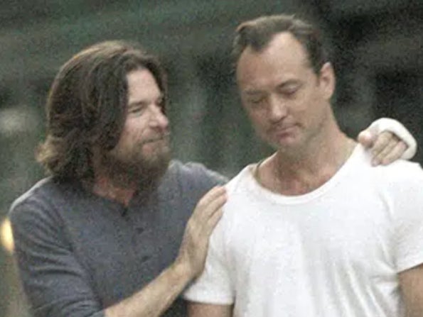 Jason Bateman et Jude Law dans la nouvelle mini-série ‘Black Rabbit’