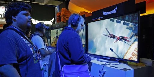 Spectateur testant un jeu vidéo PlayStation