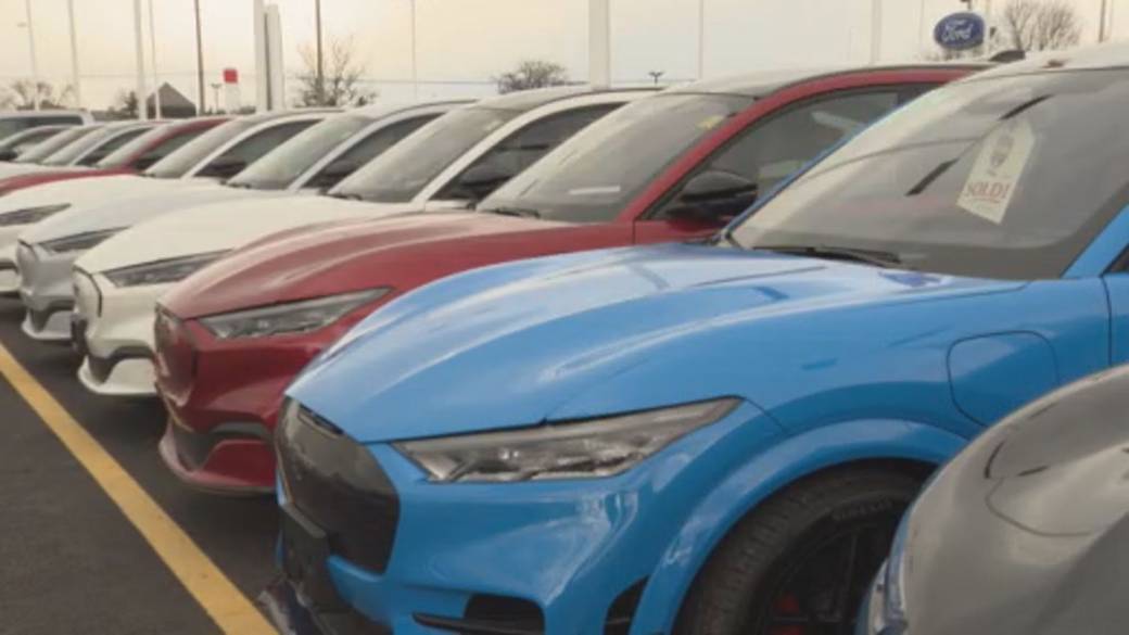 Cliquez pour visionner la vidéo : 'Les fabricants d'automobiles demandent à Carney d'abandonner l'objectif du Canada sur les ventes de véhicules électriques'