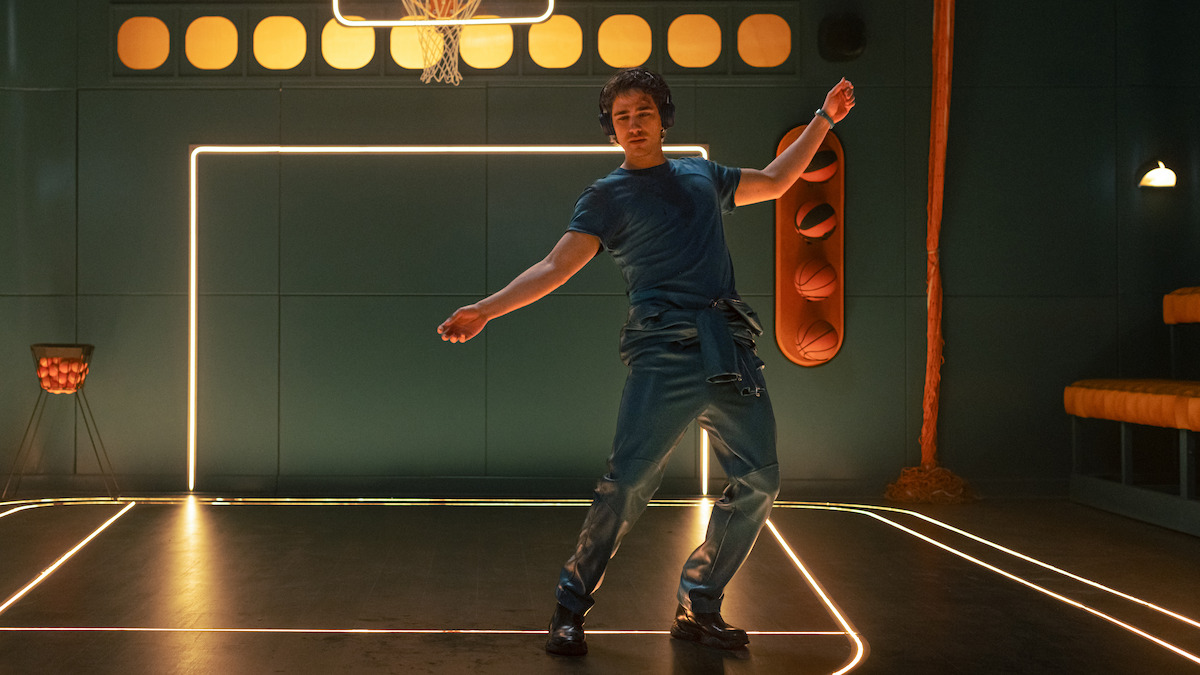 Pau Simon dans le rôle de Max danse dans une image de production de ‘Billionaire’s Bunker.’
