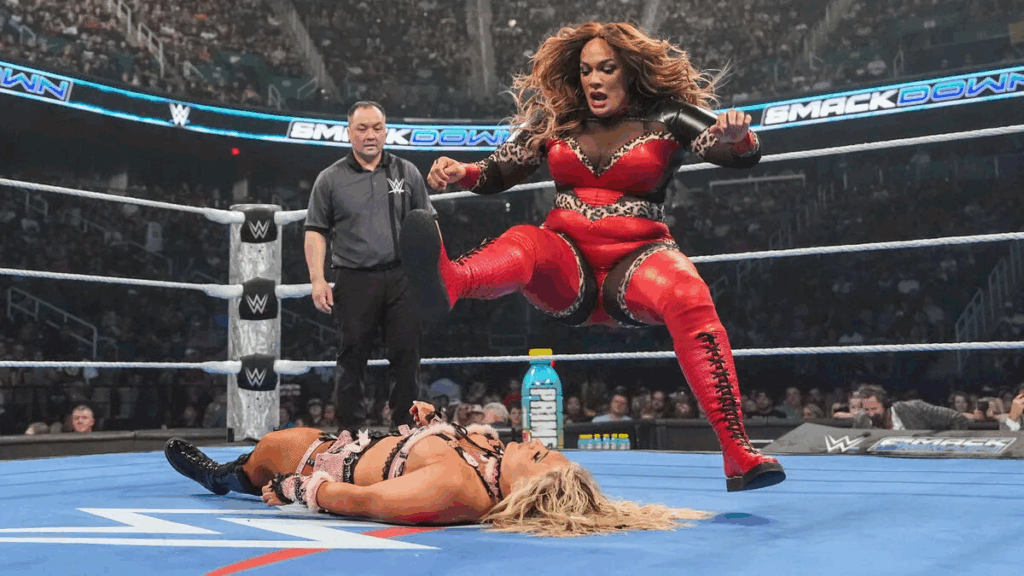 Nia Jax portant un leg drop à Tiffany Stratton
