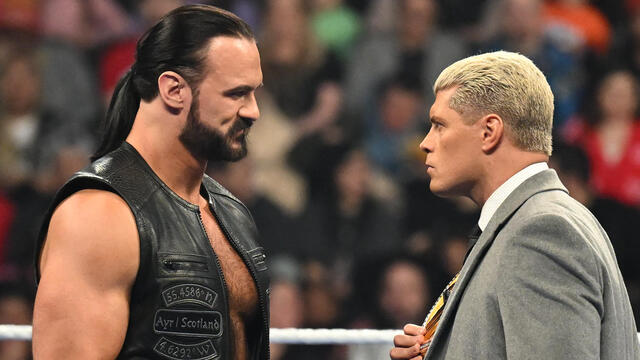 Cody Rhodes et Drew McIntyre se fixant du regard