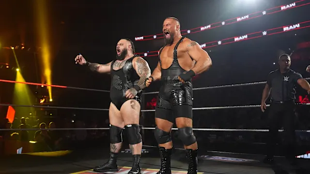 Bron Breakker et Bronson Reed entrant dans la WWE