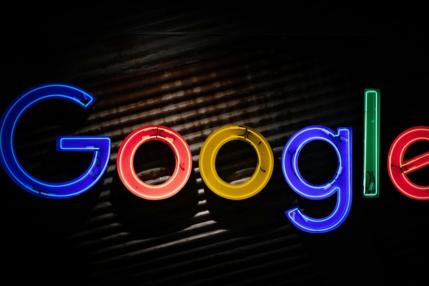 Enseigne au néon avec le logo de Google.